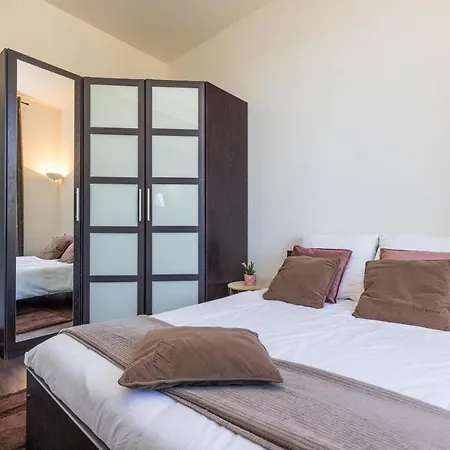 Open View 1 Bdr Swimming Pool & Garage Apartment